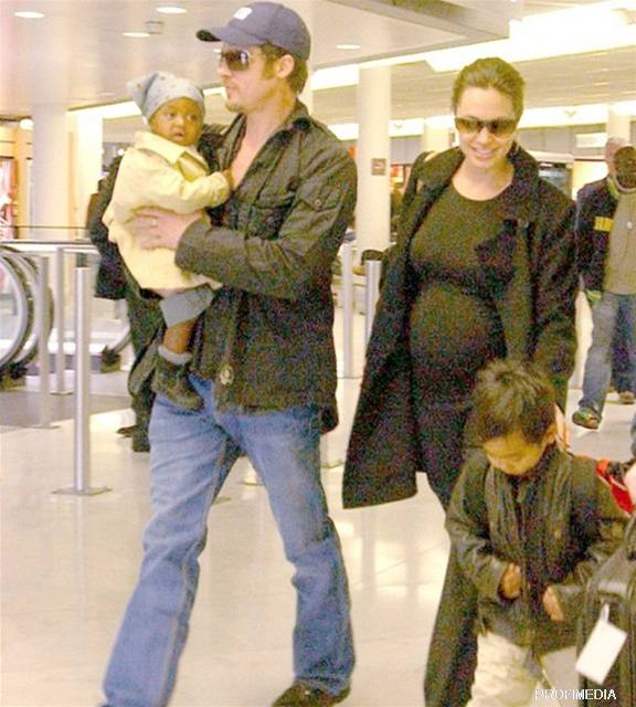 Angelina Jolie, Brad Pitt a jejich děti Angelina Jolie, Brad Pitt a jejich děti