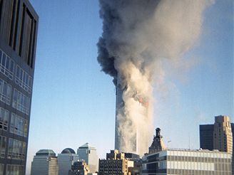 Nové záběry teroristických útoků na Světové obchodní centrum v New Yorku