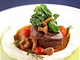 Pečená anglická svíčková medium, jemné bramborové pyré s tomaty, lesními houbami, anýzovým demi-glace a horkým tymiánovým olejem