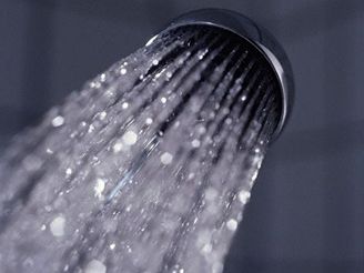 Společné sprchy ve sportovních zařízeních jsou pro onemocnění kůže vyvolaná houbami ideální.