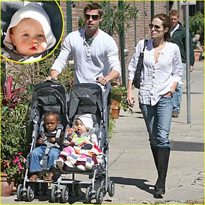 Angelina Jolie a Brad Pitt s dcerami Zaharou a Shiloh na procházce v Louisianě, 5.3.2007 Angelina Jolie a Brad Pitt s dcerami Zaharou a Shiloh na procházce v Louisianě, 5.3.2007