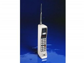 Motorola se může pyšnit prvním mobilním telefonem na světě – modelem DynaTAC. Motorola se může pyšnit prvním mobilním telefonem na světě – modelem DynaTAC.
