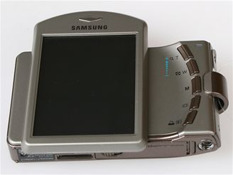 Samsung i7 zezadu a zespodu