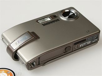 Samsung i7 zepředu a zespodu 2