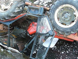 převrácený traktor v Rožnovské Bečvě