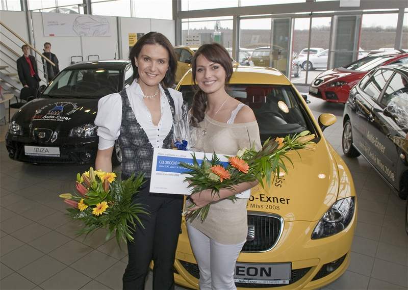 Michaela Maláčová a Eliška Bučková před Seatem Leon Michaela Maláčová a Eliška Bučková před Seatem Leon