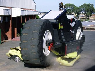 [http://i.idnes.cz/08/033/cl/FDV21daaa_monster_bike_ 1.jpg]