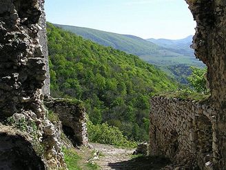 Ze zříceniny Plaveckého hradu je nádherný výhled na Karpaty.