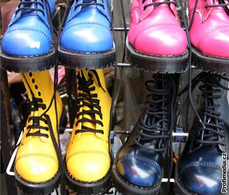 Ocelová špička, hodně dírek, těžká podrážka: Doc Martens byly původně botami punks a skins, poté si ale zjednaly oblibu napříč společností Ocelová špička, hodně dírek, těžká podrážka: Doc Martens byly původně botami punks a skins, poté si ale zjednaly oblibu napříč společností