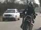 policejni honička s motorkářem
