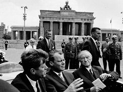 JFK u Braniborské brány (s Willy Brandtem a Konradem Adenauerem)