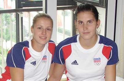 esk basketbalistky Kateina Elhotov (vlevo) a Romana Hejdov