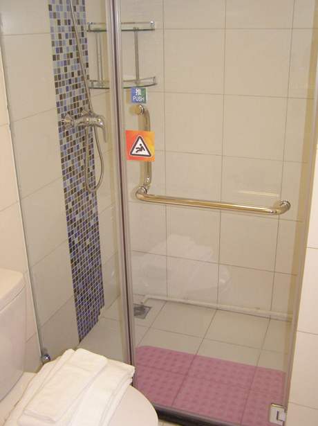 Špatné vyspádování vyřešili instalatéři speciálním otvůrkem, kterým voda odtéká do kanálku v sousední koupelně