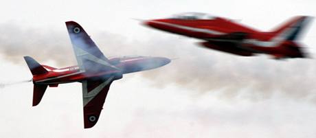 Mezi hlavní lákadla letecké show v Leuchars patří akrobatická skupina Red Arrows.