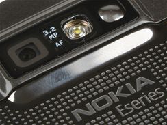 Recenze Nokia E71 detail