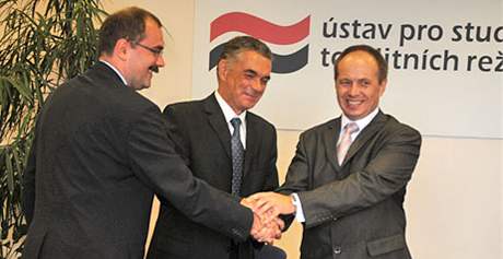 Pavel Žáček, Janusz Kurtyka a Ladislav Bukovszky (zleva) v Ústavu pro studium totalitních režimů (8. září 2008) Pavel Žáček, Janusz Kurtyka a Ladislav Bukovszky (zleva) v Ústavu pro studium totalitních režimů (8. září 2008)