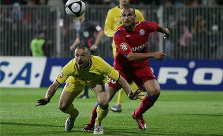 Tomáš Řepka ze Sparty (ve žlutém) bojuje o míč s brněnským Tomášem Doškem.
