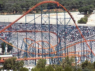 Horská dráha Goliath v zábavním parku Six Flags Magic Mountain v Kalifornii, USA