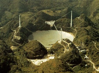 Observatoř v portorickém městě Arecibo, průměr talíře radioteleskopu činí 305 metrů