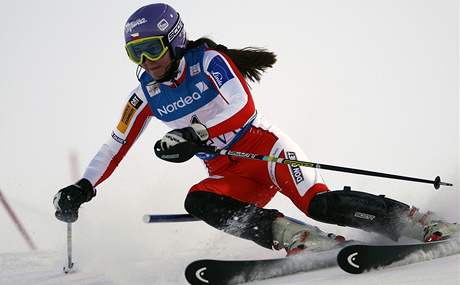 Šárka Záhrobská na trati úvodního slalomu sezony ve finském Levi