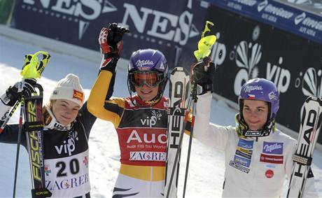 Nicole Giusová, Maria, Rieschová, Šárka Záhrobská (zleva), první tři slalomářky závodu SP v Záhřebu