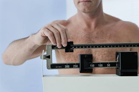 Muži daleko víc zajímají fakta, čísla, statistiky a přístroje, které mohou snížení váhy pomoci.