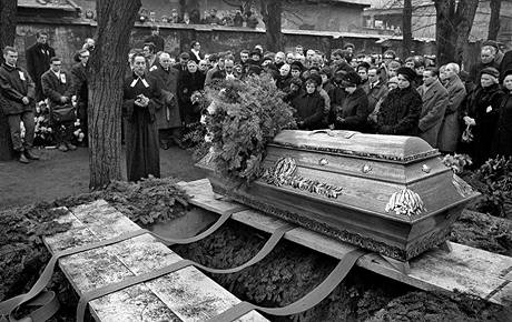 Evangelický farář Jakub S. Trojan pohřbívá Jana Palacha; Olšany 25. 1. 1969.