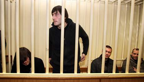 Obžalovaní z vraždy Anny Politkovské u moskevského vojenského soudu - zleva Džabrail Machmudov, Ibrahim Machmudov, Pavel Rjaguzov, Sergej Chadžikurbanov. (19.únor 2009) Obžalovaní z vraždy Anny Politkovské u moskevského vojenského soudu - zleva Džabrail Machmudov, Ibrahim Machmudov, Pavel Rjaguzov, Sergej Chadžikurbanov. (19.únor 2009)