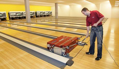 MAZAČKA. Tohle je stroj, kterým se na bowlingovou dráhu nanáší speciální olej.