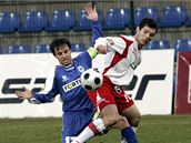 Zlín - Liberec: střet hostujícího Tomáše Janů (vlevo) s Martinem Vyskočilem