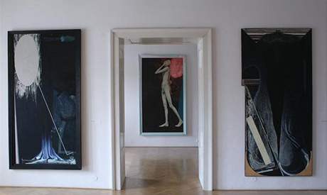 Pohledy do výstavy Stanislavy Judla, která byla v klatovské Galerii U Bílého jednorožce instalována na jaře 2009 Pohledy do výstavy Stanislavy Judla, která byla v klatovské Galerii U Bílého jednorožce instalována na jaře 2009