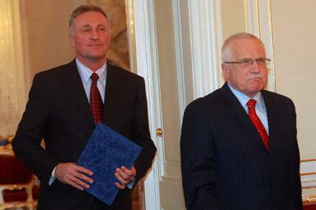 Premiér Topolánek a prezident Klaus při předání demise (26. března 2009)