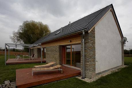 Větši terasu před obývacím pokojem kryje pergola z ocelových profilů, zastínění zabezpečuje textilní markýza s automatickým pohonem Větši terasu před obývacím pokojem kryje pergola z ocelových profilů, zastínění zabezpečuje textilní markýza s automatickým pohonem