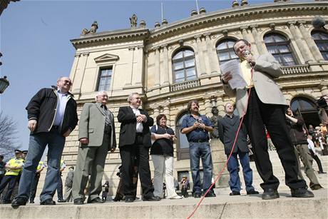 Demonstranti proti radaru na Palachove náměstí v Praze Demonstranti proti radaru na Palachove náměstí v Praze