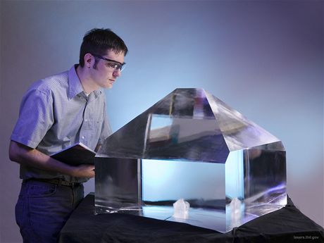 Největší světový laser III. Největší světový laser III.
