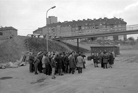 Členové kolegia generálního ředitele na budoucím novém autobusovém terminálu na Kačerově 30. dubna 1974. Tady někde bude za deset dní stát slavnostní tribuna. Práce je tu ještě dost Členové kolegia generálního ředitele na budoucím novém autobusovém terminálu na Kačerově 30. dubna 1974. Tady někde bude za deset dní stát slavnostní tribuna. Práce je tu ještě dost