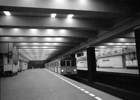 Konec dubna 1974. V liduprázdné stanici Hlavní nádraží se blíží do finále dokončovací práce i úklid. Do stanice právě přijíždí vlak v rámci zkušebního provozu bez cestujících Konec dubna 1974. V liduprázdné stanici Hlavní nádraží se blíží do finále dokončovací práce i úklid. Do stanice právě přijíždí vlak v rámci zkušebního provozu bez cestujících
