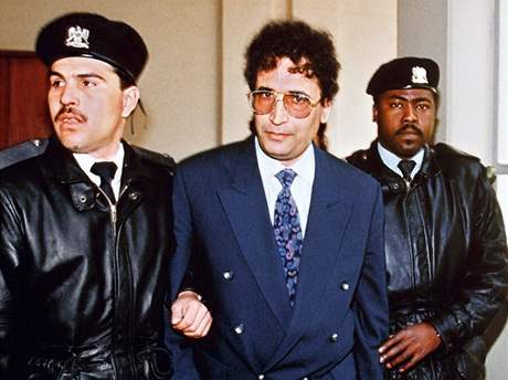 Libyjec Abdal Basat Alí Midžrahí se snaží zvrátit rozsudek doživotního vězení za atentát na dopravní letadlo nad skotským městem Lockerbie v roce 1988 (snímek z roku 1992) Libyjec Abdal Basat Alí Midžrahí se snaží zvrátit rozsudek doživotního vězení za atentát na dopravní letadlo nad skotským městem Lockerbie v roce 1988 (snímek z roku 1992)