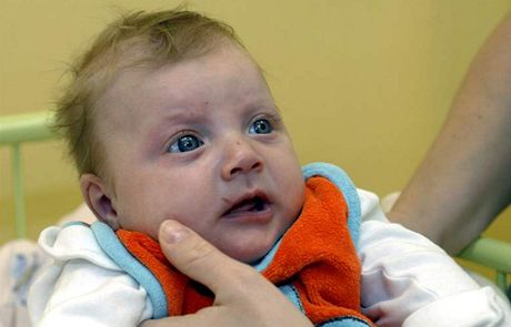 Tříměsíční holčičku nalezenou koncem ledna 2009 v ostravském babyboxu lékaři pojmenovali Zorka, brzy však zjistili, že se ve skutečnosti jmenuje Barborka Tříměsíční holčičku nalezenou koncem ledna 2009 v ostravském babyboxu lékaři pojmenovali Zorka, brzy však zjistili, že se ve skutečnosti jmenuje Barborka