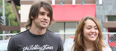 Miley Cyrusová a Justin Gaston Miley Cyrusová a Justin Gaston