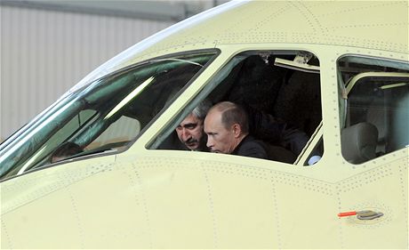Ruský premiér Vladimír Putin v kokpitu letounu Suchoj Superjet 100 během návštěvy Gagarinovy ketecdké továrny ve městě Komsomolsk na Amuru (11. května 2009) Ruský premiér Vladimír Putin v kokpitu letounu Suchoj Superjet 100 během návštěvy Gagarinovy letecké továrny ve městě Komsomolsk na Amuru (11. května 2009)