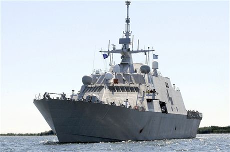 Nová americká válečná loď Freedom, první z nové generace plavidel označovaných LCS, se poprvé ukázala na veřejnosti v červenci 2008 Nová americká válečná loď Freedom, první z nové generace plavidel označovaných LCS, se poprvé ukázala na veřejnosti v červenci 2008