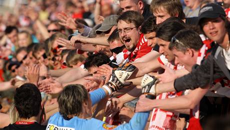 Fotbalisté Slavie slaví s fanoušky Fotbalisté Slavie slaví s fanoušky