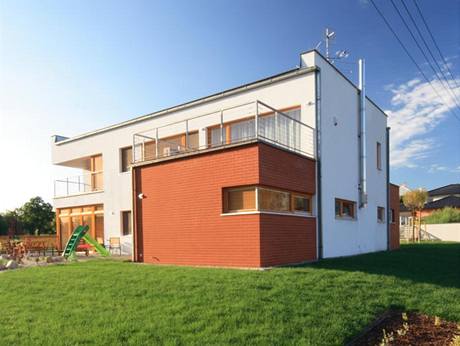 Fasádu hlavního dvoupodlažního traktu architekt ztvárnil v hladké bílé omítce, přízemní část odlišil cihelným obkladem Fasádu hlavního dvoupodlažního traktu architekt ztvárnil v hladké bílé omítce, přízemní část odlišil cihelným obkladem