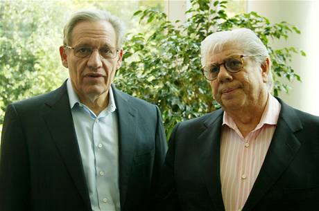 Novináři Bob Woodward a Carl Bernstein z listu Washington Post, kteří se proslavili rozkrytím aféry Watergate Novináři Bob Woodward a Carl Bernstein z listu Washington Post, kteří se proslavili rozkrytím aféry Watergate