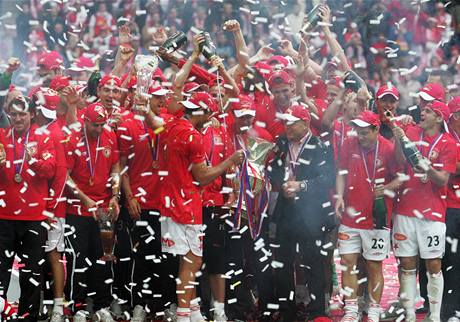 Fotbalisté Slavie Praha slaví s trofejí pro mistra ligy 2008/2009