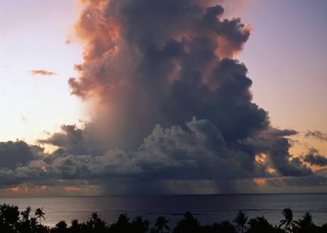 Bouřkový mrak (Kumulonimbus) nad mořem Bouřkový mrak (Kumulonimbus) nad mořem