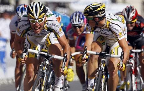 Mark Cavendish (vlevo) si v Paříži spurtuje pro šestý etapový triumf na Tour de France 2009