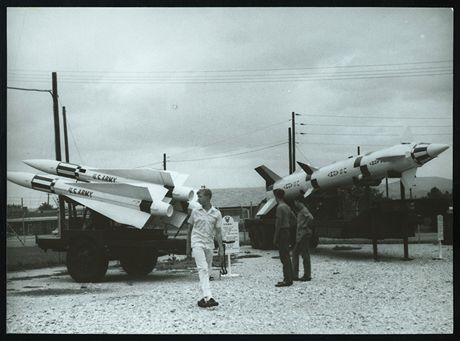 Přehlídka bojových raket americké armády. U jedné jsem vyfotografoval i seržanta, který mě pomáhal a hlídal Přehlídka bojových raket americké armády. U jedné jsem vyfotografoval i seržanta, který mě pomáhal a hlídal