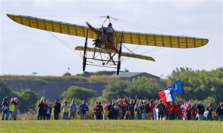 Francouzský pilot Edmond Salis po sto letech zopakoval přelet kanálu La Manche na dřevěném jednoplošníku (25. července 2009) Francouzský pilot Edmond Salis po sto letech zopakoval přelet kanálu La Manche na dřevěném jednoplošníku (25. července 2009)